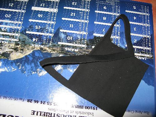 Découper aux méme dimensions une bande dans un morceau de néoprène pas trop épais (3 ou 4 mm)