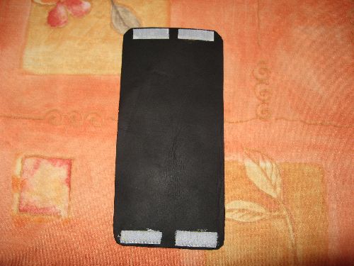 Coller 4 petits morceaux de scratch de façon à ce que vous puissiez rabattre la moitiée de votre accroche mouche